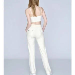 Vita juicy byxor  - Snygga vita jeansbyxor med hög midja och raka ben. Byxorna har två bakfickor med knappdetaljer. Perfekta för en stilren look.