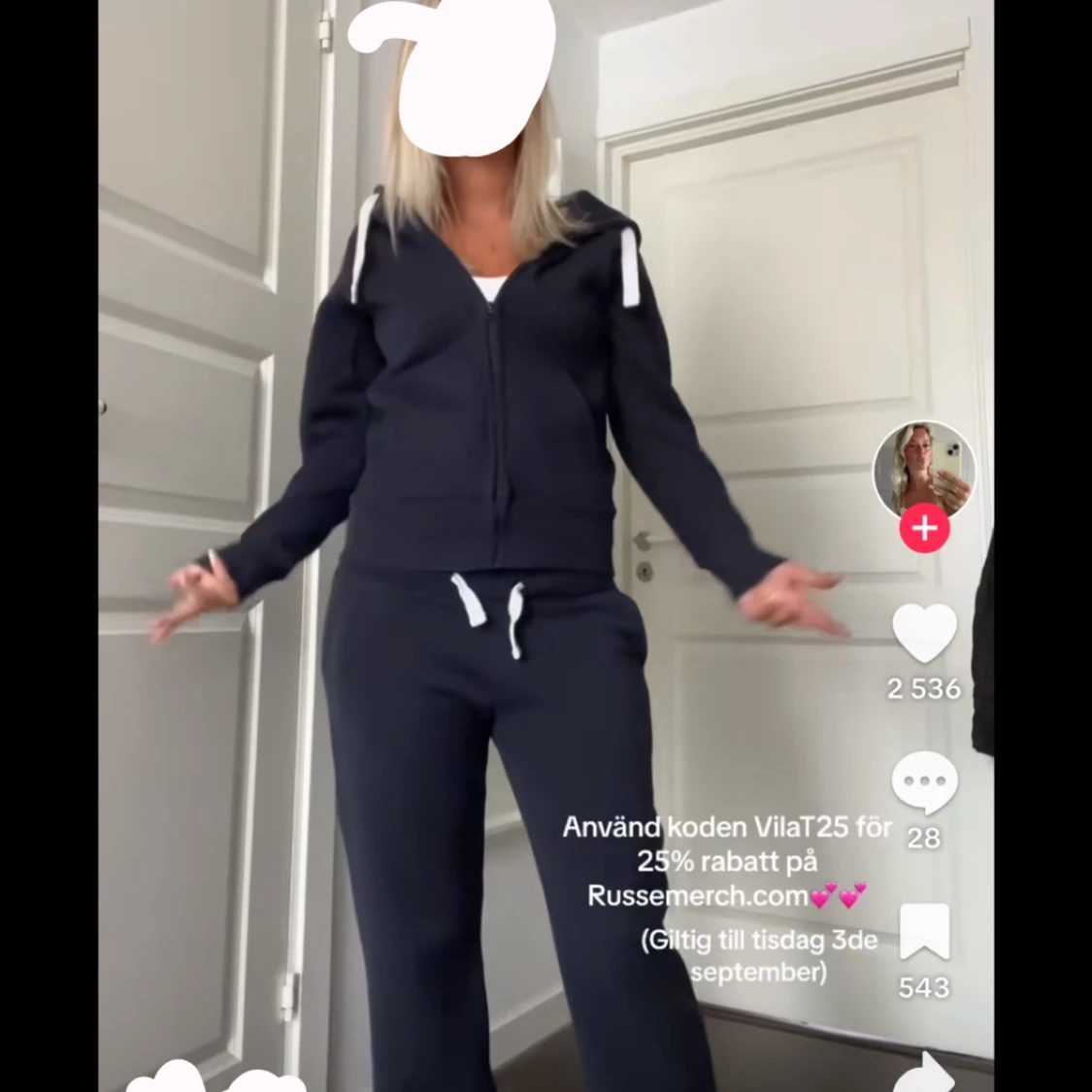 Mörkblå hoodie och byxor.