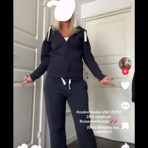 Mörkblå hoodie och byxor.  - Säljer hela settet tillsammans. Koftan är i Xs och byxorna är i S. Dom sitter bra på mig som är 167cm lång. 