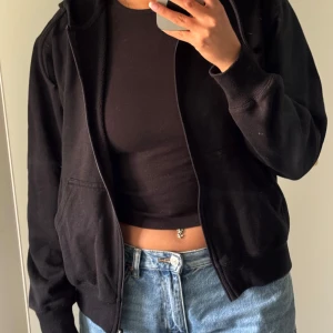 Svart hoodie med dragkedja - Skön svart hoodie med dragkedja ✨ Passar en strörre storlek beroende på hur man vill att tröjan sitter💞