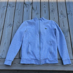 Lacoste zip storlek S - Tröjan är i mycket bra skick och har bara använts några gånger. Storlek S och passar på mig som är 170 cm. Priset kan diskuteras.