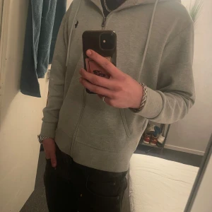 Grå hoodie från Polo Ralph Lauren - Grå hoodie från Polo Ralph Lauren i storlek S. Perfekt för sommaren!🚀
