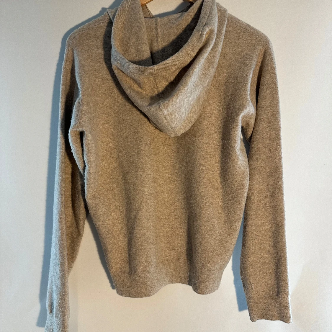 Beige stickad hoodie - 1