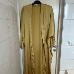 Abaya - Guldfärgad öppen abaya i bra skick 