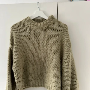 Beige stickad tröja från NA-KD - Säljer en mysig beige stickad tröja från NA-KD. T