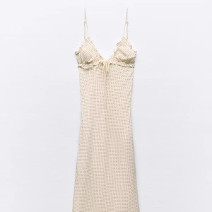 Vit prickig klänning - Superfin vit klänning med svarta prickar perfekt för sommaren!☀️Använd en gång och köpt för 499kr.💕