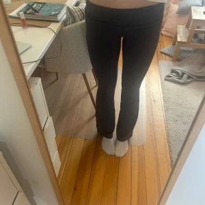 Yoga pants - Grå yoga pants från Gina tricot. Knappt använda. Jag är 172 och de passar! 