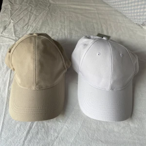 Nya keps vit beige 2-pack - Helt nya kepsar, från hm, one size.