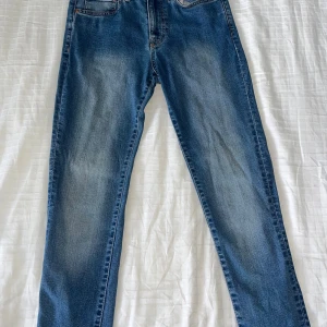 Blå skinny jeans - Snygga blå skinny jeans från &Denim. De har en klassisk femficksdesign och en bekväm passform. Perfekta för en stilren look.