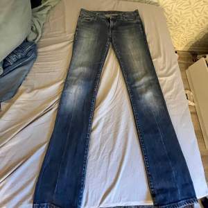 Snygga blå jeans från Replay med klassisk femficksdesign och broderade bakfickor. De har en dragkedja och knapp framtill. Perfekta för en avslappnad stil. Det är storlek 30 i midjan.