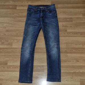 Nudie jeans - Tjena. Säljer dessa tvär feta nudie jeans. De är i stl W25 L32 men passar mer L30 är i 9/10 skick. Ny pris ligger runt 1599 men jag säljer till ett mycket bättre pris. Hör gärna av er vid funderingar. Pris kan diskuteras