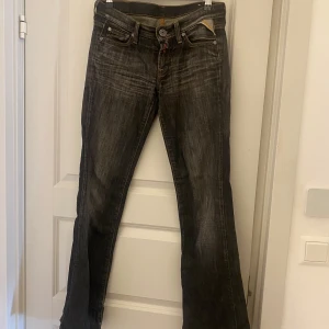 Mörkgrå replay jeans  - Snygga mörkgrå replay jeans med bootcut.
