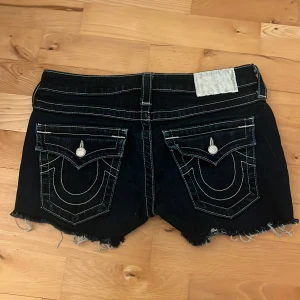 TRUE RELIGION JEANSSHORTS - Jättesnygga jeansshorts från True Religion! Perfekt till sommaren. Bekväma och stretchiga, kom privat för frågor eller fler bilder! ⚠️PRIS KAN DISKUTERAS⚠️