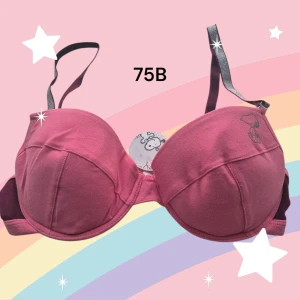 Rosa BH med Snoopy-motiv 75B - Säljer en söt rosa BH med ett tryck av Snoopy. Den är gjord av 95% bomull och 5% elastan för en bekväm passform. Axelbanden är justerbara och har en fin glansig yta och är avtagbara. Uttagbara inlägg. Oanvänd med prislapparna kvar. Perfekt för dig som älskar klassiska serier! 💖 Kolla även mina andra annonser för liknande varor och möjlighet att köpa bundles med rabatt och samfrakt.