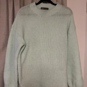 Grön stickad tröja från Shein - Mysig ljusgrön stickad tröja från shein. Tröjan har långa ärmar och en rund halsringning. 