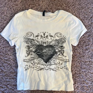 T-shirt Hm - Säljer denna t-shirten från hm med jättecoolt tryck på! Tror inte den säljs längre💕