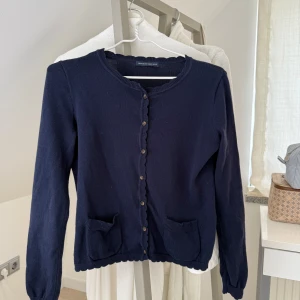 Mörkblå kofta från Brandy Melville - Säljer en stilren mörkblå kofta från Brandy Melville med knappar framtill och två små fickor. 💙 aldrig använd 