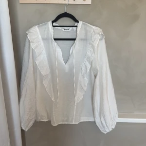 Vit långärmad blus  - Bra skick, använd några gånger men väldigt bra skick 💕💕💕💕