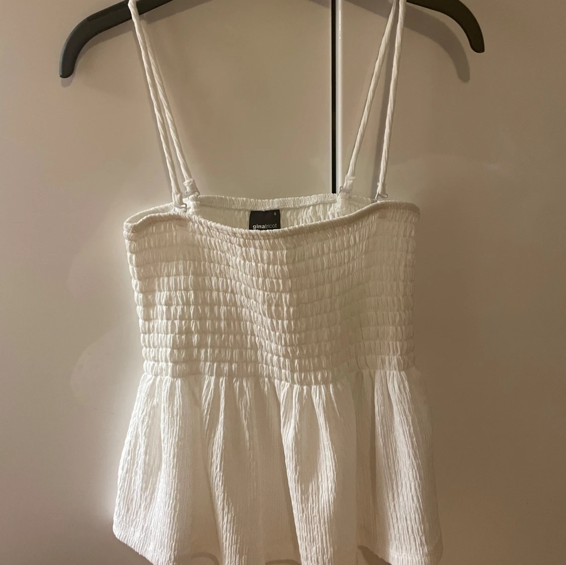 Vit smockad linne från Gina Tricot