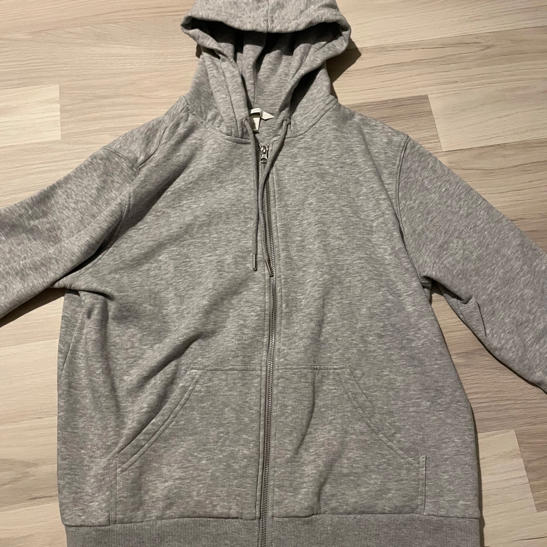 Grå hoodie med dragkedja