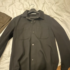 Svart overshirt  - Säljer min svarta overshirt från Zara, som ny, säljs då jag rensar garderoben.