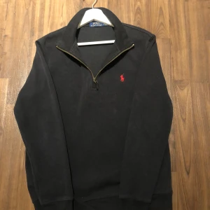 Ralph Lauren Quarter Zip - Tjena! Säljer en Ralph lauren quarter zip i fint skick! Den är använd en del gånger men har inget slitage eller stora tecken på användningar. S men passar XS. Pris är självklart förhandlingsbart. Om du har någon fråga är det bara att skriva till mig! 