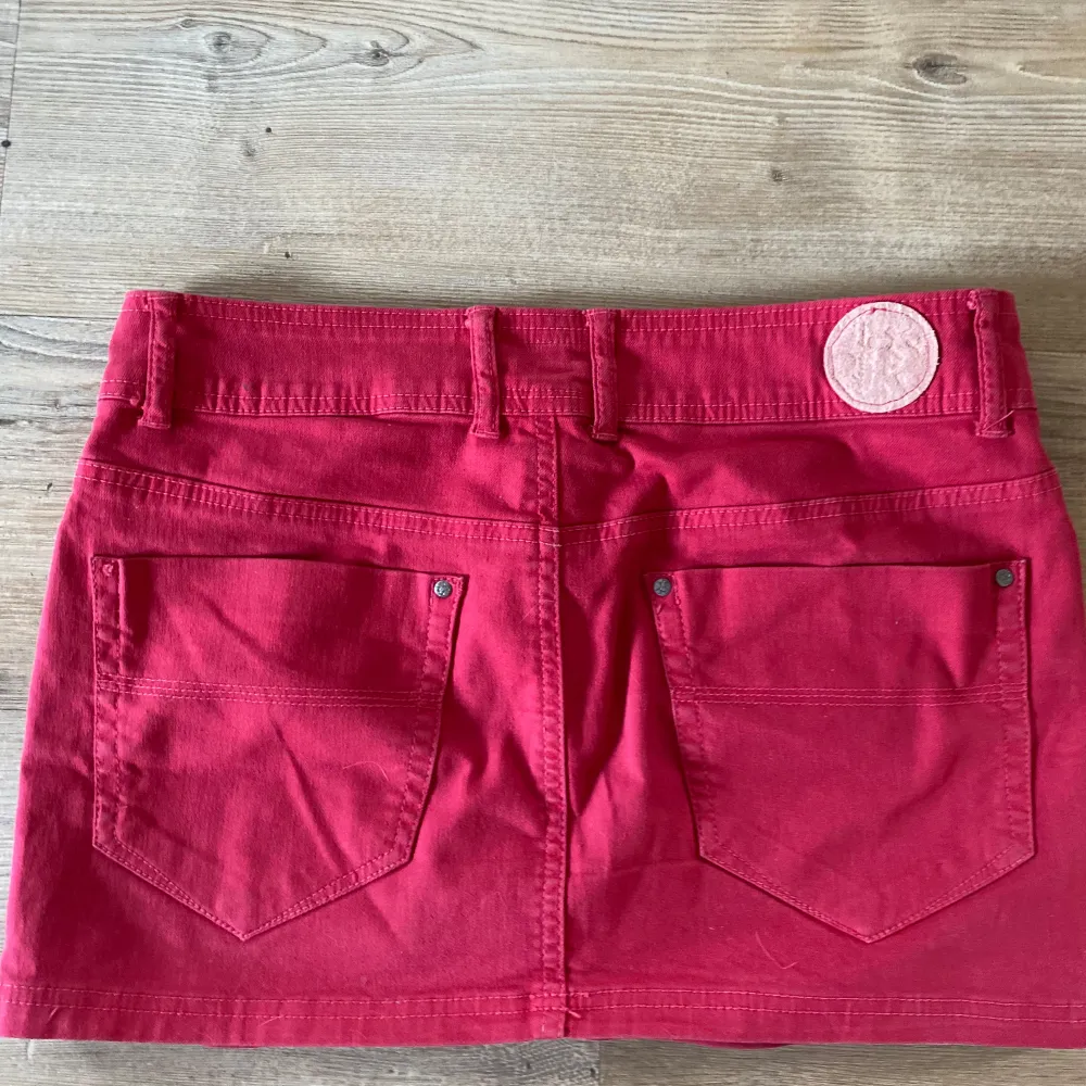 Snygg röd jeanskjol från Bershka, storlek 38 men passar även 36. Hameet.