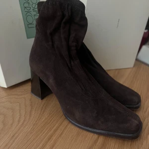 Vintage! Bruna mocka boots från Osvaldo Pericoli - Snygga bruna boots i mocka från Osvaldo Pericoli. De har en elegant klack och en rund tå, vilket ger en stilren look. Perfekta för att lyfta din outfit med en touch av elegans.