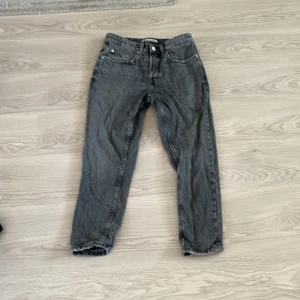 Grå jeans från Zara - Säljer ett par grå jeans från Zara. De har en klassisk fyrficksdesign och är tillverkade i ett slitstarkt denimtyg. Perfekta för en avslappnad stil.