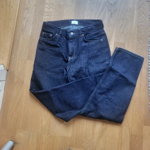 Slim fit Mörkblåa Jeans - Mörkblåa Jeans från Grunt som använts en gång innan jag insåg att slim fit inte är något för mig😅. Det står att modellen är loose, men på mig (172 cm, 67kg) satt den som sagt rätt tight. Jeansen är i perfekt skick, men jag har inte originalförpackningen. Nypriset låg runt 899 kr och priset är diskuterbart, så kontakta gärna!