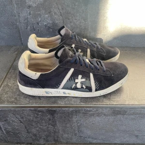 Premiata skor - Tjena! Säljer nu dessa riktigt schyssta Premiata skor i Storleken 42🙌 För fler frågor eller bilder är det bara att skriva🤝