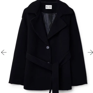 Kappa - Super fin kappa för vår/höst köpt från NA-KD som endast använts en gång, tyvärr lite för stor för mig. Pris kan diskuteras, nypris är 899kr 