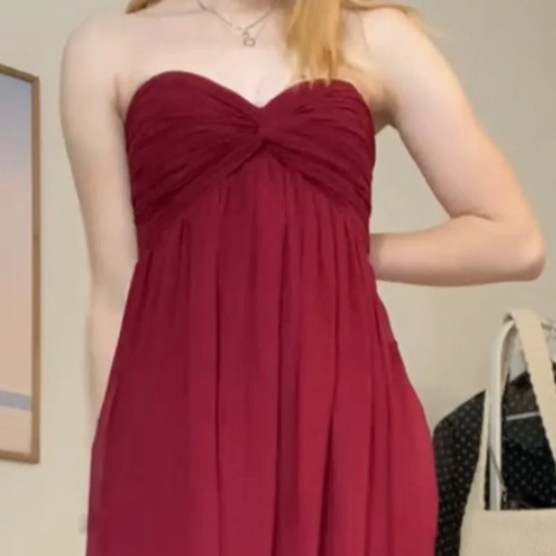 Vinröd axelbandslös långklänning - 2