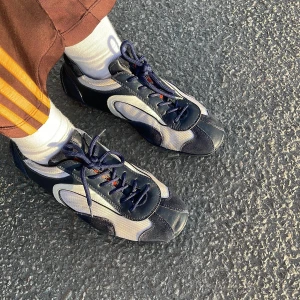 Unika vintage sneakers från Prada - Snygga ’rare find’ vintage Prada sneakers i marinblått och vitt. Köpte dem online men dom var tyvärr förstora för mig. Bra kvalitet men med lite lätta fläckar och färgningar. Önskar jag kunde behålla dem. Både snygga och bekväma att gå i. 