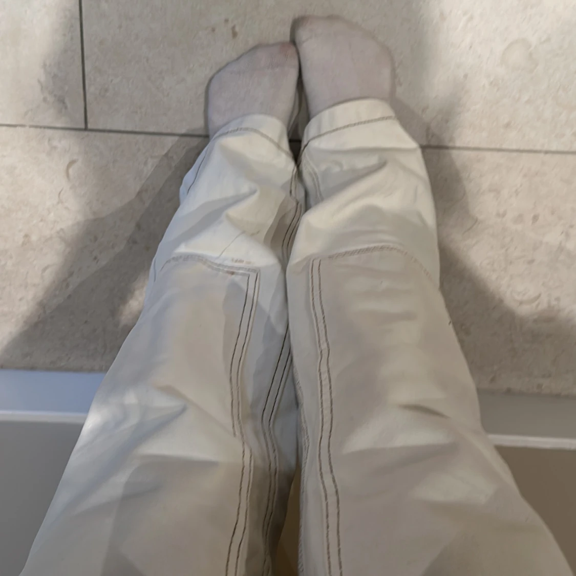 Vita jeansbyxor med kontrastsömmar - 3