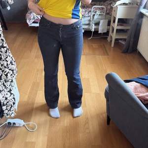 Utsvängda jeans - Jätte fina utsvänga jeans från Tommy hilfiger storlek 30/32