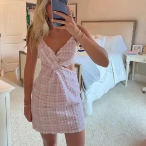 Rosa rutig klänning från Zara - Säljer min favoritklänning från Zara, helt slutsåld och perfekt till sommaren💕(första bilden är lånad)🥰