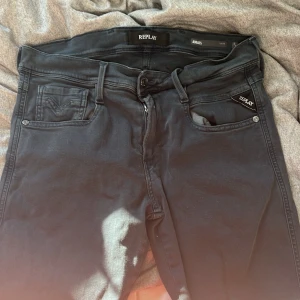 Mörkgråa replay Anbass Jeans - Mörkgråa replay Anbass storlek 29, kan gå ner i pris vid snabb affär