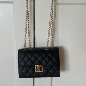 Handväska  - Söt handväska, kedjan och ”guldet” har rostat 