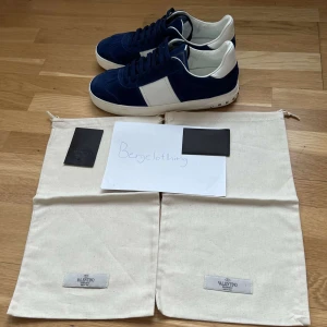 Valentino Flycrew - Helt nya flycrews med allt og utom box storlek 42. Hör av er för frågor eller fler bilder, HELT NYA!!!