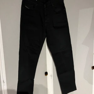 Svarta jeans från Diesel - Snygga straighta jeans som är använda endast 1 gång, så skicket är gott som nytt. Midja 34 och längd 32.
