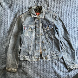 Vintage jeansjacka - Jättefin men jag använder inte jeansjackor längre, därför säljer jag 💕