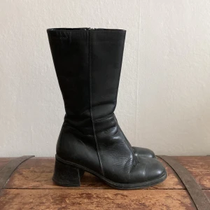 Boots 90-tal - Skinnstövlar från Ten Points strl 37. Använda med enstaka repor men annars i bra skick fortfarande. 