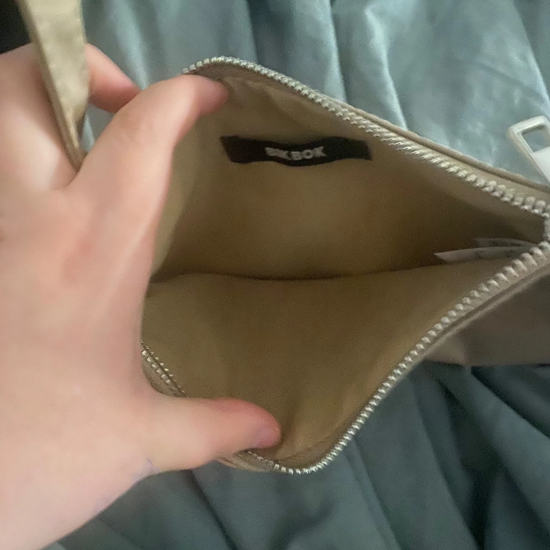 Beige axelväska med dragkedja