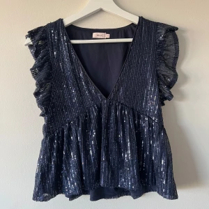 Marinblå paljett topp från Nelly  - Säljer en populär marinblå paljett topp från Nelly som är använd endast 1 gång på nyår 🤍sitter superfint på och nypris är 280 kr! <3