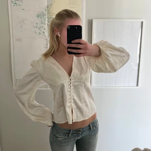 V-ringad topp  - Super gullig till sommaren