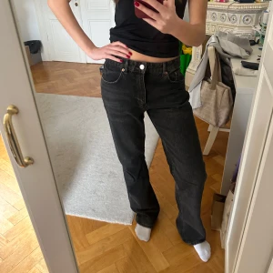 Mid waist jeans - Raka mid waist jeans från zara. Mörkgrå, nästan svarta. Säljer då de har blivit lite för stora på mig.  Skriv för frågor🤍