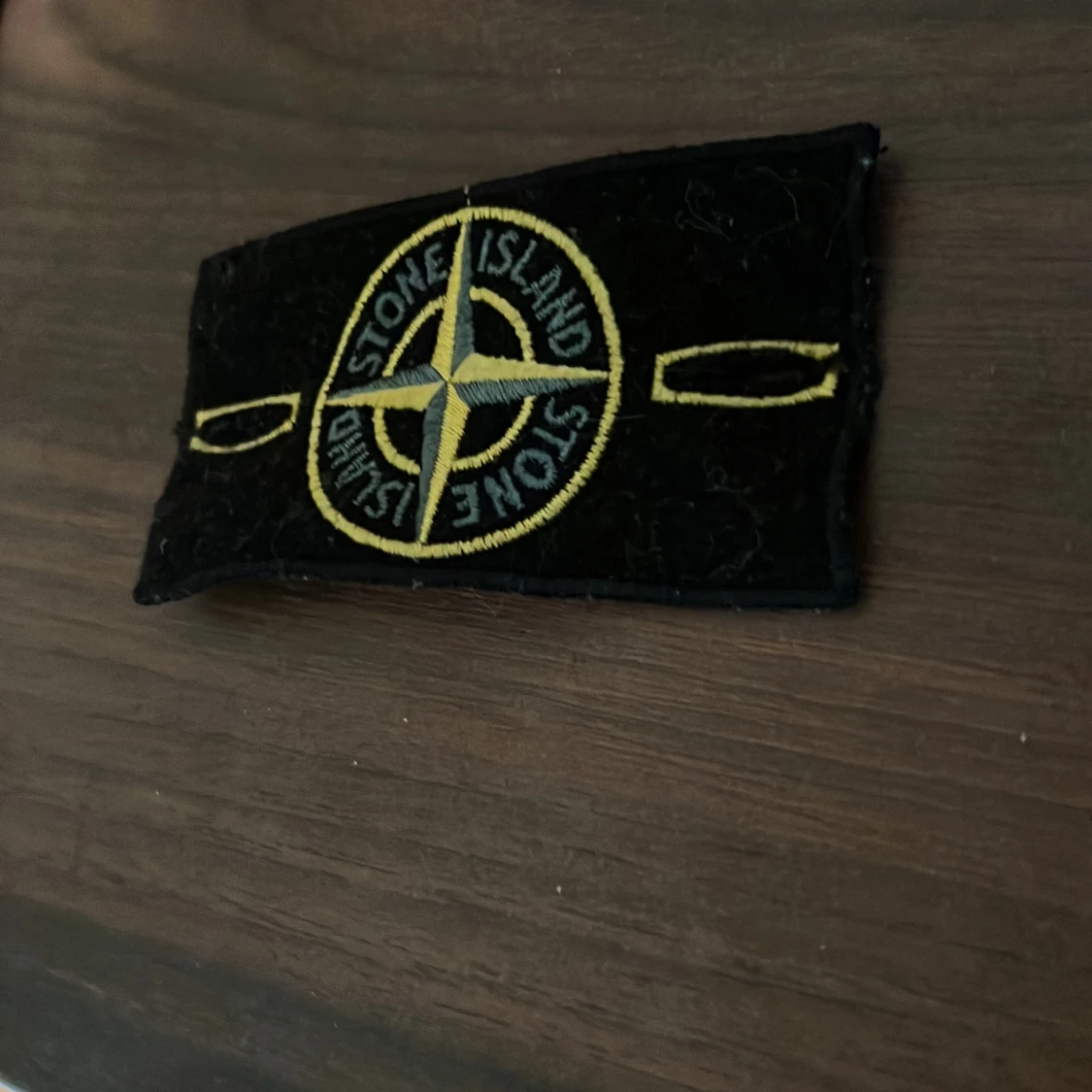 Svart broderad patch från Stone Island - 1
