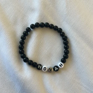 Svart pärlarmband med bokstäver - Snyggt svart pärlarmband med bokstäverna 'HOVAH' i svart, silver och vitt. Perfekt som ett fint armband till hov1 konserterna i sommar☀️. Har några andra armband med bla fotbollslag, ge mig förslag om det är något speciellt armband du vill ha!
