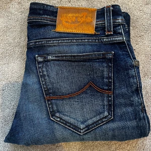 Jacob Cohën jeans - Skick: 9,5/10, omsydd till att vara kortare - Storlek: 31 - Längd:82cm Midja:40cm ben:14cm - Nypris: 5000 kr+. Priset kan diskuteras vid snabb affär 🙌🏽